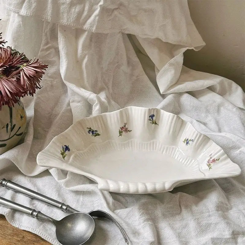 Ins Ceramic French Retro Shell High-legged Irregular-shaped Plate for Storing Desserts, Cakes Jewelry and Ornaments